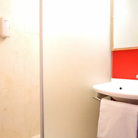 B&B Hotel Hyeres ホテル