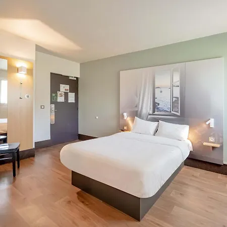B&B Hotel Hyeres 호텔